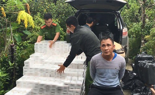 Bắt giữ 2 đối tượng dùng ô tô “xịn” để vận chuyển hơn 16.500 bao thuốc lá lậu