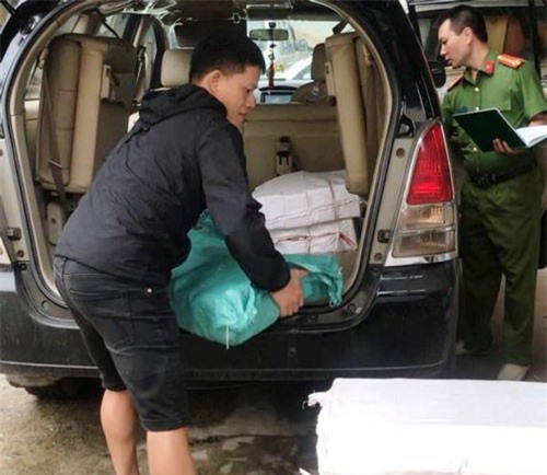 Đi ô tô gắn biển “giả” lên biên giới chở gần 400kg pháo lậu