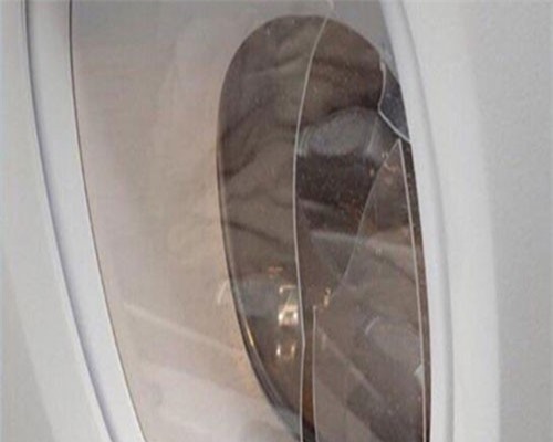 Hành khách ném máy tính bảng làm vỡ cửa sổ máy bay Korean Air