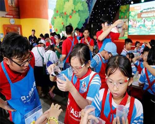 TP.HCM: 600 học sinh tiểu học cùng làm thí nghiệm vui