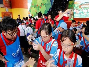 TP.HCM: 600 học sinh tiểu học cùng làm thí nghiệm vui