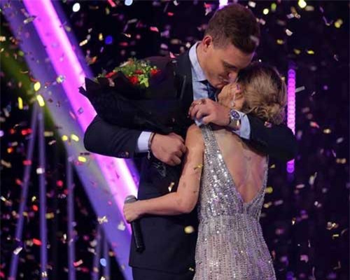 Bạn trai người Pháp bất ngờ cầu hôn Phượng Vũ trên truyền hình