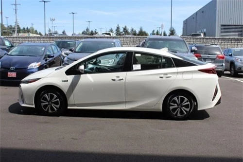 2. Toyota Prius Prime Plus 2018 (giá: 27.100 USD).