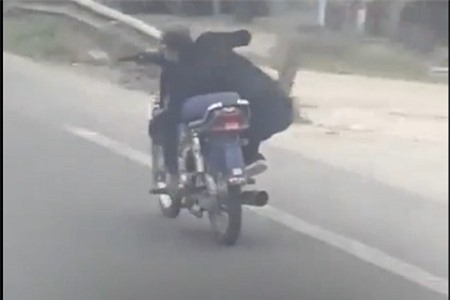 Clip: 'Ngao ngán' với màn biểu diễn lạng lách giữa đường của 'anh hùng xa lộ' 