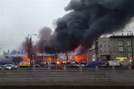 Clip: 800 người hoảng loạn sơ tán khỏi biển lửa đang nhấn chìm trung tâm mua sắm Lenta