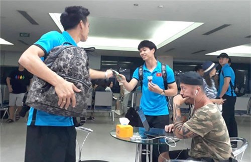 Công Phượng mải ăn kem quên hộ chiếu ở sân bay