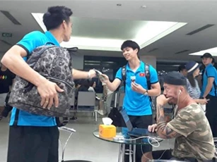 Công Phượng mải ăn kem quên hộ chiếu ở sân bay