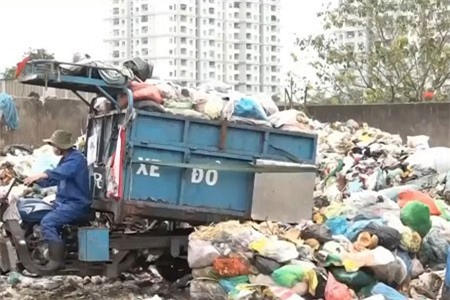 Clip: Bãi tập kết rác quá tải khiến người dân khốn khổ hơn 20 năm
