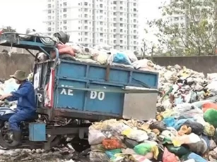 Clip: Bãi tập kết rác quá tải khiến người dân khốn khổ hơn 20 năm