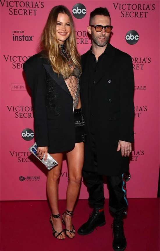 Adam Levine và Behati chụp ảnh trước khi show diễn bắt đầu.