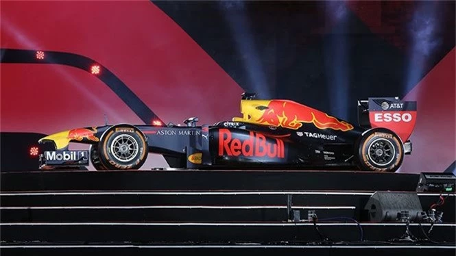 Xe đua F1 của đội Red Bull tại Hoàng Thành Thăng Long