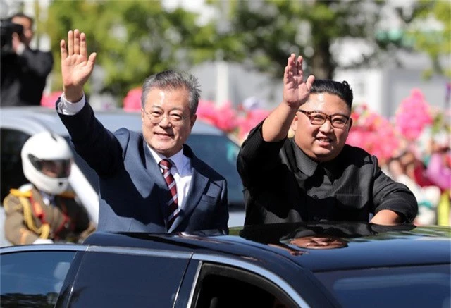 
Nhà lãnh đạo Kim Jong-un đón Tổng thống Moon Jae-in tại Triều Tiên hồi tháng 9. (Ảnh: Reuters)
