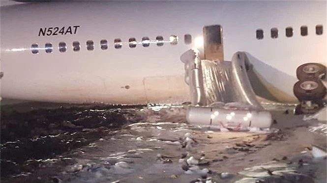 Máy bay Boeing chở 120 hành khách đâm sầm xuống đường băng - ảnh 3