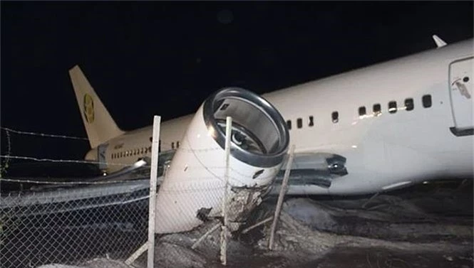 Máy bay Boeing chở 120 hành khách đâm sầm xuống đường băng - ảnh 4