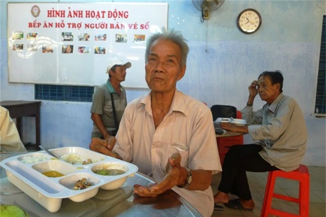  Ông Nguyễn Văn Vui bức xúc kể về những lần ông bị giật, đổi vé số giả. 