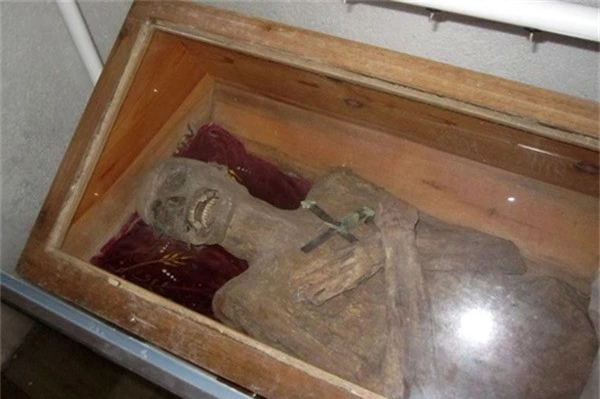 Phát hiện thi thể linh mục nguyên vẹn như 'xác ướp' sau gần 300 năm Ảnh 2