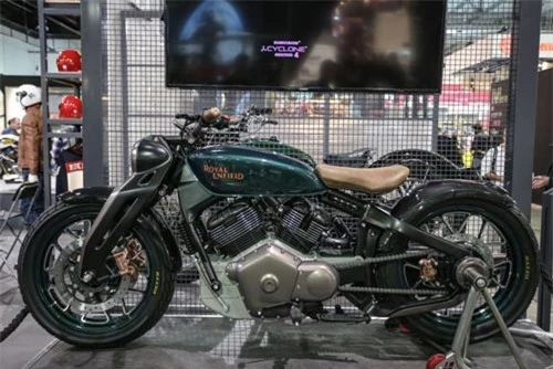 Royal Enfield KX hầm hố như “quái vật”, đe nẹt các đối thủ. Royal Enfield gây “sốc” khách thăm quan EICMA 2018 khi trình làng bản concept KX vô cùng hầm hố, mạnh mẽ chả kém gì các đối thủ như Harley-Davidson. (CHI TIẾT)