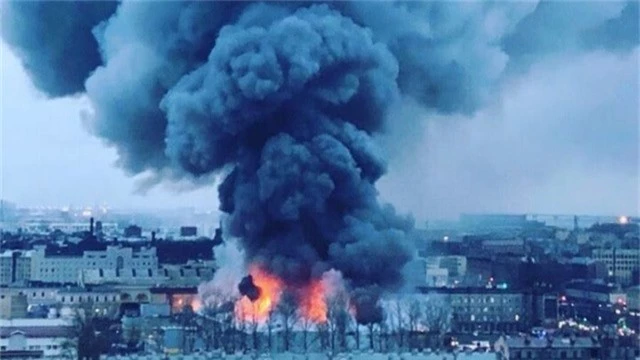  Theo RT, lửa đã bùng phát từ một siêu thị thuộc trung tâm thương mại Lenta ở thành phố St. Petersburg vào khoảng 8 giờ sáng ngày 10/11 giờ địa phương. 