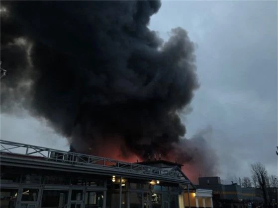  Các nguồn tin cho biết không có thương vong về người trong vụ tai nạn và ngọn lửa cũng không gây ảnh hưởng tới các tòa nhà gần đó. 