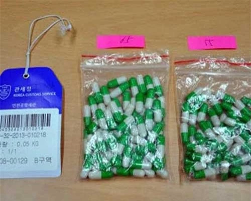 Thuốc "chứa thành phần từ người" bị chính quyền Hàn Quốc tịch thu, lưu giữ tại Công an tỉnh South Chungcheong. Ảnh: EPA
