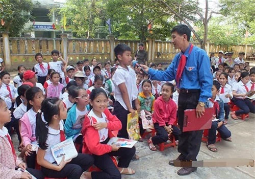 Thầy giáo 24 năm đeo khăn quàng đỏ Trần Kiêm Ngẫu.