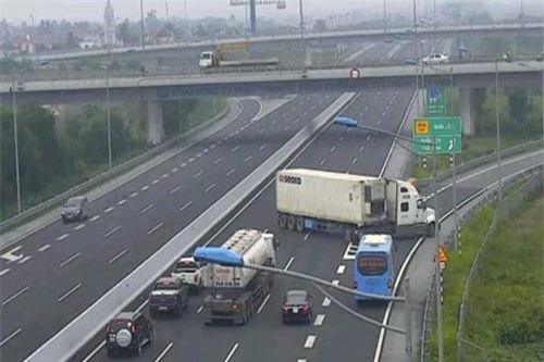 Clip: Container ngang nhiên quay đầu trên cao tốc Hà Nội - Hải Phòng