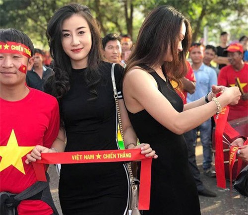 Fan girl được “săn lùng” sau trận Việt Nam-Lào vì body quá đẹp