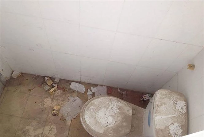 Nhà vệ sinh ở Hà Nội như bãi rác. Ảnh: ĐH
