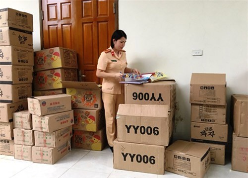 Phát hiện 1,7 tấn bánh kẹo, ô mai không có giấy tờ hợp lệ