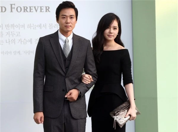 Han Ga In và Yeon Jung Hoon quen biết nhau sau khi tham gia tác phẩm truyền hình nổi tiếng Khăn tay vàng năm 2003. Tài tử họ Yeon là người chủ động theo đuổi mỹ nhân không dao kéo xứ Hàn. Sau 2 năm hẹn hò, Han Ga In quyết định lên xe hoa khi mới 23 tuổi và sự nghiệp đang ở thời kỳ đỉnh cao. Yeon Jung Hoon trở thành kẻ thù số một của nhiều nam diễn viên và người hâm mộ Ga In vì đã thành công rước nàng về dinh dù không đẹp trai như các tài tử khác. Hiện tại, cặp đôi chung sống hạnh phúc bên công chúa nhỏ đầu lòng ra đời vào năm 2016.