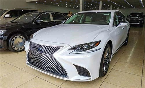 Lexus LS 500h bản 2019 đầu tiên về Việt Nam. Chiếc sedan hạng sang nhập khẩu tư nhân xuất hiện tại Hà Nội, dùng động cơ 3.5 V6, AT 10 cấp, 4WD, trang bị nhiều công nghệ. (CHI TIẾT)