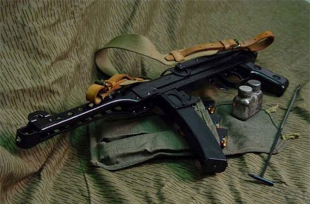 Hà Tĩnh: Mâu thuẫn trên bàn rượu, xách súng AK uy hiếp hàng xóm