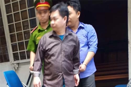 Bị cáo Trần Quốc Vinh (áo nâu) bị tuyên 4 năm tù giam vì tội cướp giật tài sản