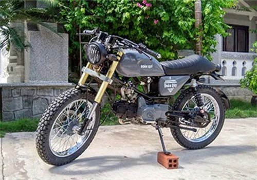 Honda Win lột xác phong cách cafe racer. Bản độ của thợ Bình Định sử dụng nhiều chi tiết làm thủ công, hoàn thiện trong 10 ngày, tổng chi phí gần 20 triệu đồng. (CHI TIẾT)