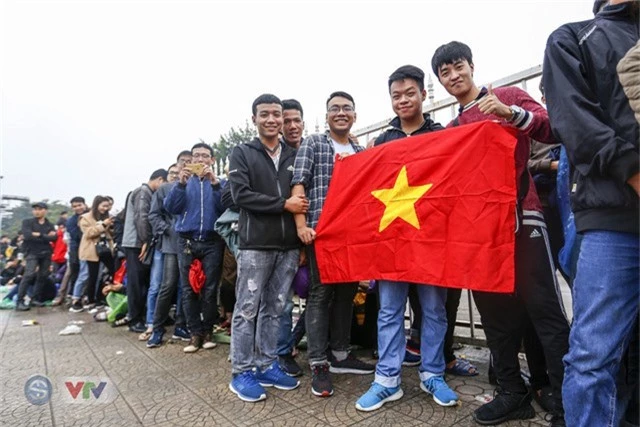 Hàng nghìn người chen nhau mua vé xem trận ĐT Việt Nam - ĐT Malaysia - Ảnh 1.