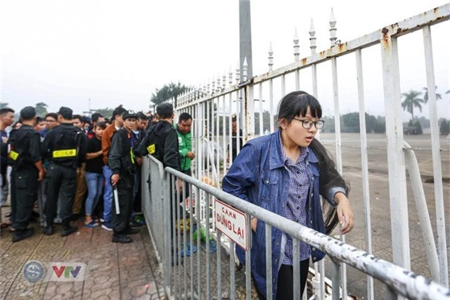 Hàng nghìn người chen nhau mua vé xem trận ĐT Việt Nam - ĐT Malaysia - Ảnh 10.