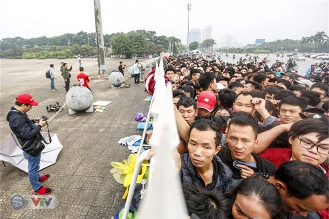 Hàng nghìn người chen nhau mua vé xem trận ĐT Việt Nam - ĐT Malaysia - Ảnh 12.
