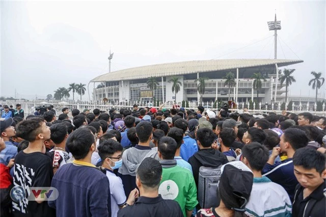 Hàng nghìn người chen nhau mua vé xem trận ĐT Việt Nam - ĐT Malaysia - Ảnh 2.