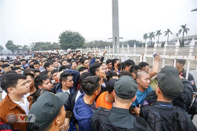 Hàng nghìn người chen nhau mua vé xem trận ĐT Việt Nam - ĐT Malaysia - Ảnh 4.