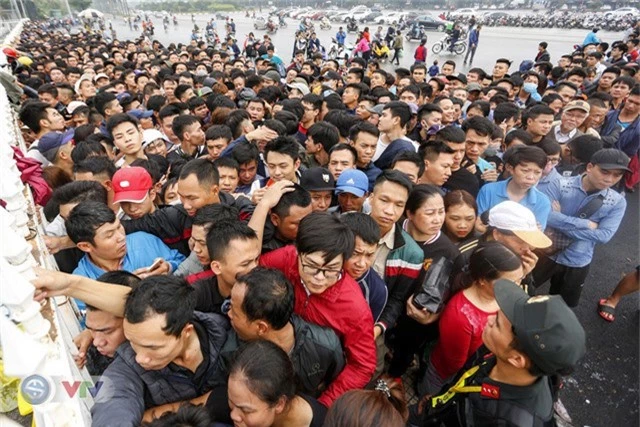 Hàng nghìn người chen nhau mua vé xem trận ĐT Việt Nam - ĐT Malaysia - Ảnh 5.
