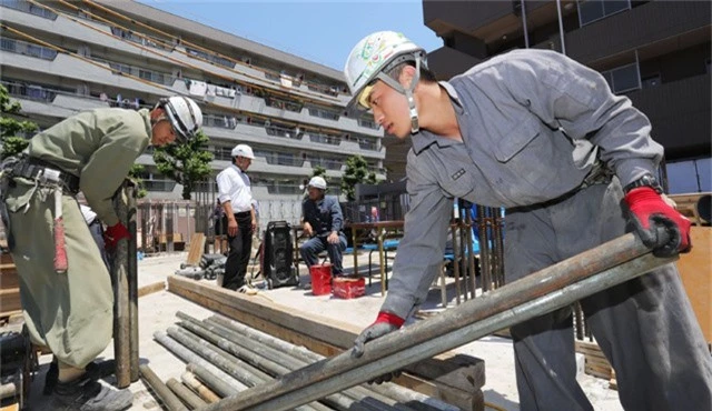 
Các thực tập sinh nước ngoài làm việc tại công trường xây dựng ở Tokyo. (Ảnh: Nikkei)
