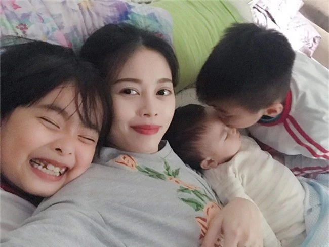Cuối tuần của các hot mom: Meo Meo đọ độ sang chảnh cùng thần thái ngút trời với Huyền Baby - Ảnh 1. Cuối tuần của các hot mom: Meo Meo đọ độ sang chảnh cùng thần thái ngút trời với Huyền Baby - Ảnh 1.