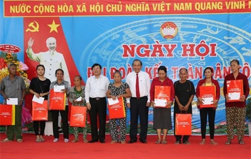 Phó Thủ tướng Trương Hòa Bình trao quà cho các hộ nghèo thuộc Khu phố Bình Quới A. Ảnh: VGP/Mạnh Hùng.