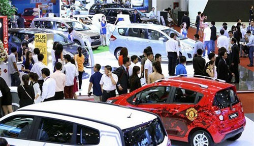 Cuối năm, xe nhập về ồ ạt, dân Việt vẫn "dài cổ" chờ xe giá rẻ
