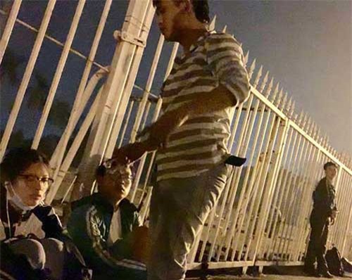 Côn đồ ngang nhiên đuổi nữ sinh để giành chỗ mua vé Việt Nam - Malaysia