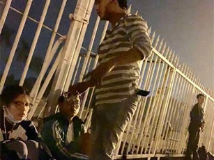 Côn đồ ngang nhiên đuổi nữ sinh để giành chỗ mua vé Việt Nam - Malaysia