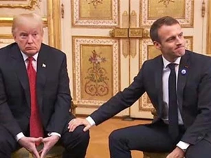 Ngôn ngữ cơ thể khác lạ của ông Trump khi gặp Tổng thống Pháp