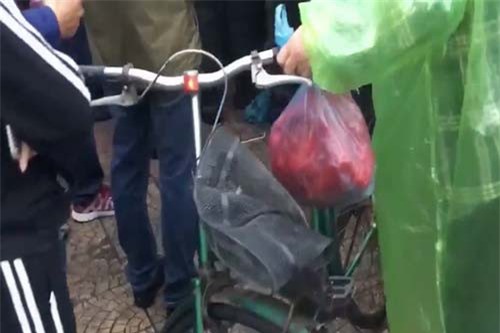 Bất chấp để có vé AFF Cup 2018, người dân đạp hỏng chiếc xe đạp của cụ bà bán nước trước cổng sân Mỹ Đình