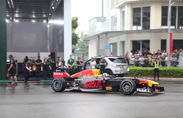 Đại gia tuần qua: Tỷ phú đô la đầu tiên Việt Nam kích nổ 2 bom tấn 1 tuần