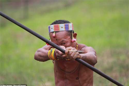 Bộ lạc nguyên thủy Indonesia hằng ngày đi săn bằng giáo, cung tên